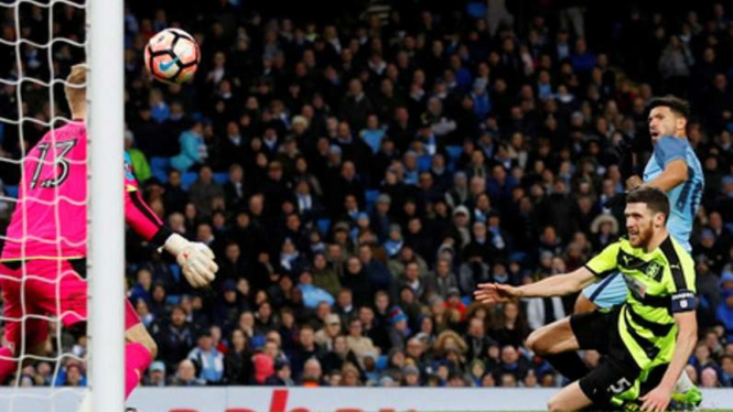 Striker Manchester City, Sergio Aguero bobol gawang Huddersfield Town