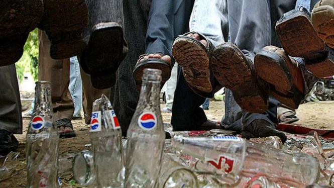 Warga Tamil Nadu, India Selatan boikot produk minuman CocaCola dan Pepsi.