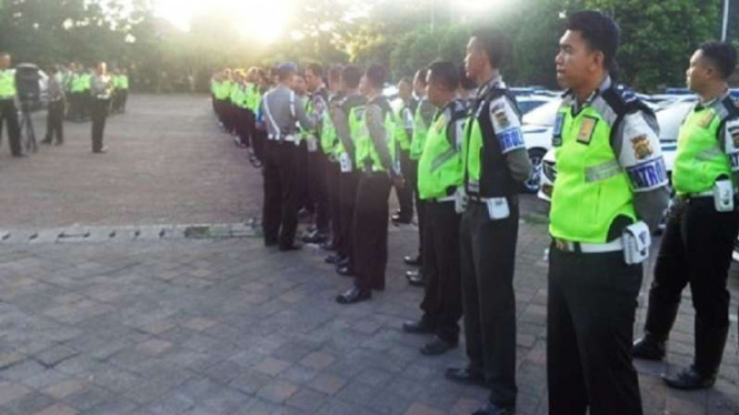 Aparat Kepolisian dari Polda Bali saat mengikuti apel sebelum bertugas. 