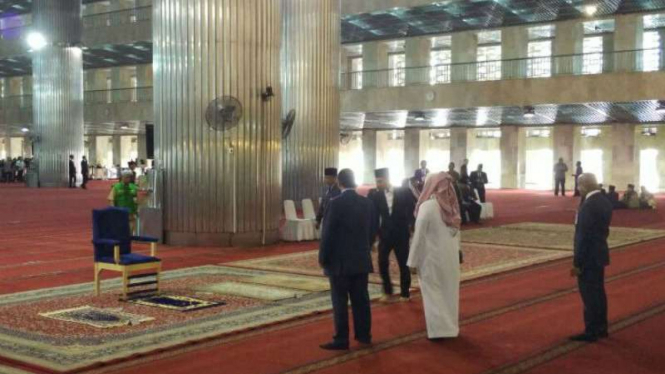 Kursi untuk Salat Tahiyatul Masjid Raja Salam di Masjid Istiqlal, Kamis, 2 Maret 2017. 