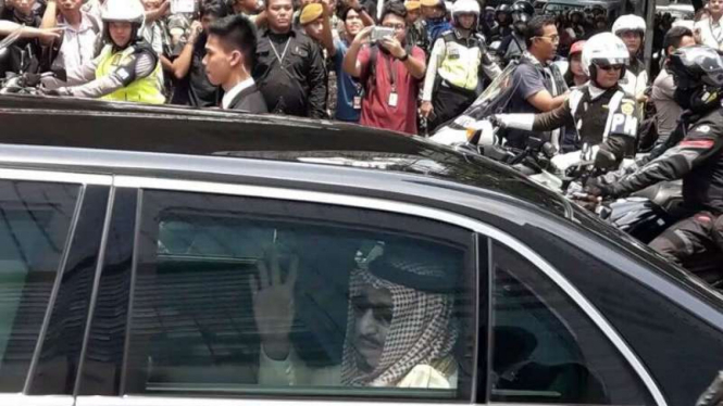 Raja Salman melambaikan tangan menyapa masyarakat Indonesia.