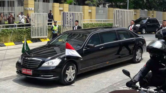 Raja Salman keluar dari Hotel Raffles Kuningan, Jakarta Selatan.