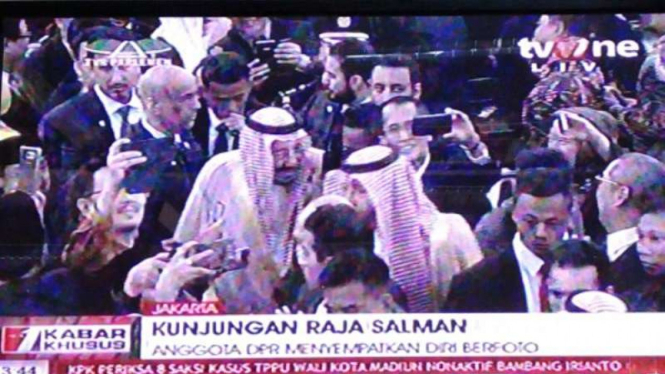 Para anggota DPR berebut selfie dengan Raja Salman Abdulaziz al-Saud, 2 Maret 2017.