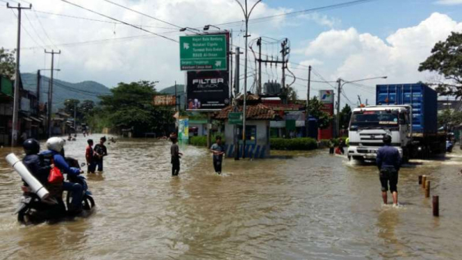 Air dari luapan Sungai Citarum menggenangi jalan dan permukiman warga di Kabupaten Bandung, Jawa Barat, pada Kamis, 2 Maret 2017.