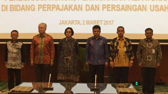 Menteri Keuangan, Sri Mulyani Indrawati bersama Komisi Pengawas Persaingan Usaha