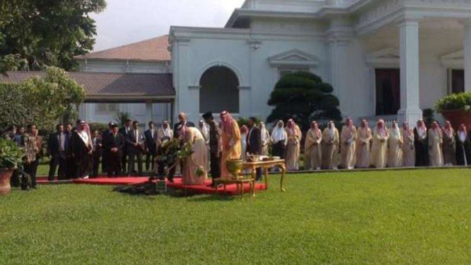 Raja Salman dan Presiden Jokowi tanam pohon di Istana Merdeka, Jakarta, Kamis, 2 Maret 2017.