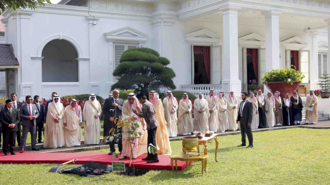 Raja Salman saat menanam pohon di Istana Kepresidenan, Kamis 2 Maret 2017.