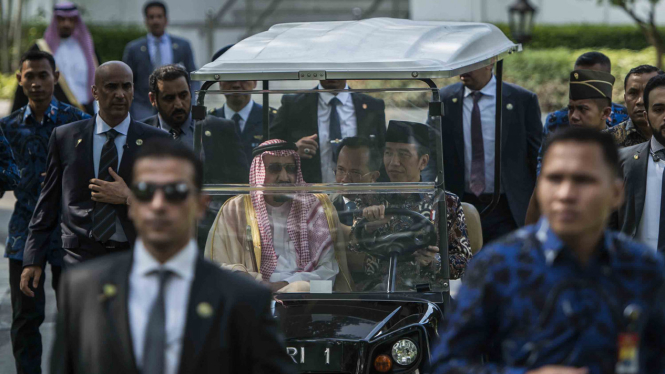 Raja Salman bersama Presiden Jokowi saat berada di Istana Merdeka.