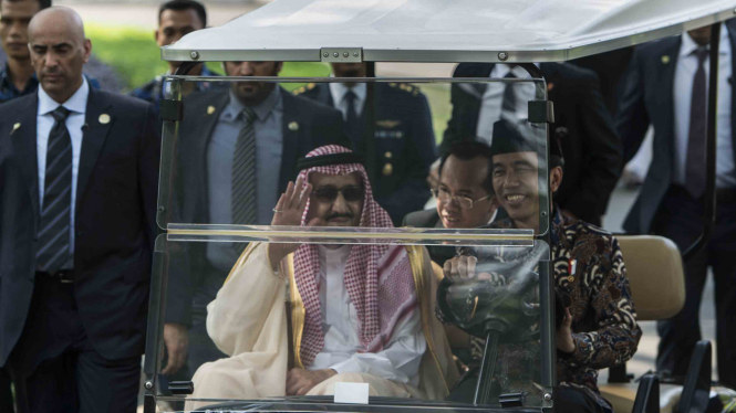 Mayor Jenderal Abdul Aziz Al-Fagham (paling kiri) saat mengawal Raja Salman dengan Presiden Joko Widodo.