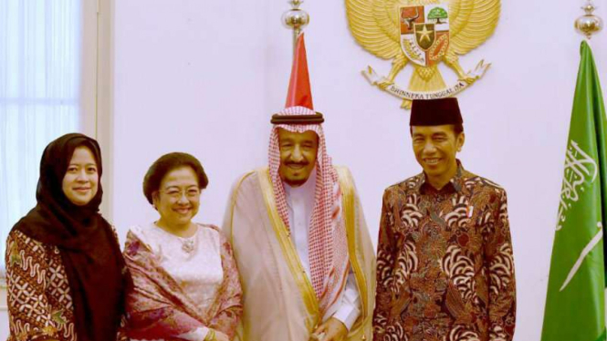 Raja Salman foto bersama dengan Presiden Joko Widodo, Megawati dan Puan Maharani, di Istana Bogor, Kamis, 2 Maret 2017.