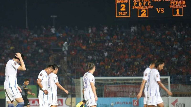 Kekecewaan para pemain Persib usai dikalahkan Borneo FC