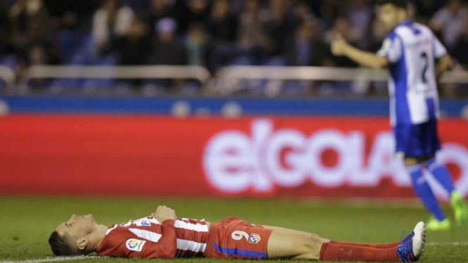 Striker Atletico Madrid, Fernando Torres terkapar tak berdaya di atas lapangan
