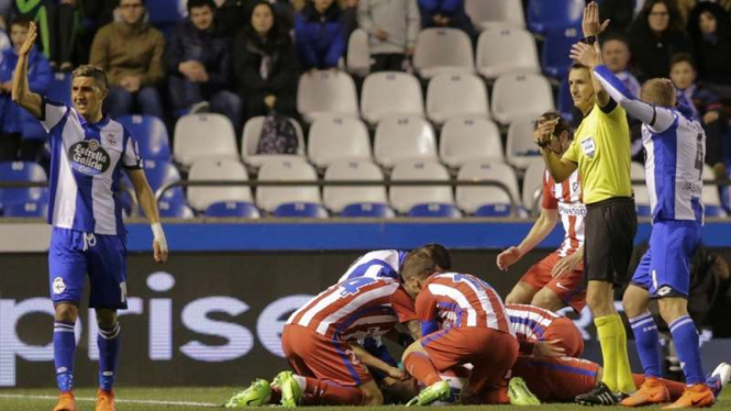 Pemain Atletico Madrid, Fernando Torres terkapar tak berdaya di atas lapangan