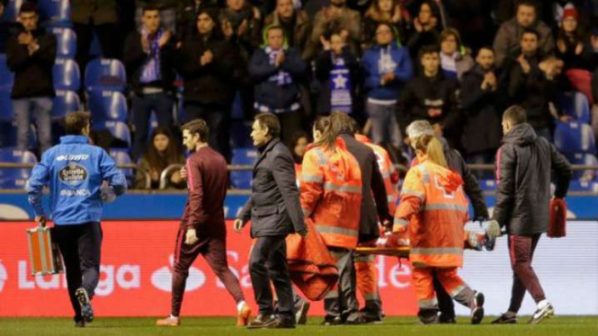 Fernando Torres ditandu keluar lapangan setelah insiden benturan kepala