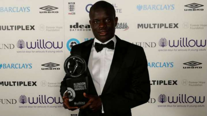 Pemain Chelsea N'Golo Kante menerima penghargaan Pemain Terbaik EPL
