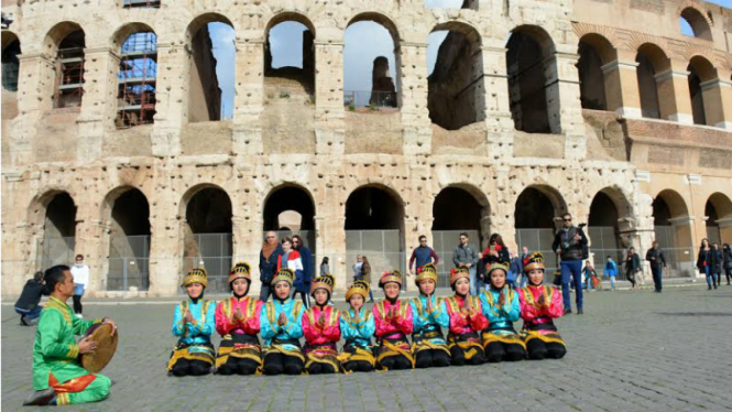 Anak-anak Indonesia tampilkan Tari Saman di Colosseum Roma, Italia