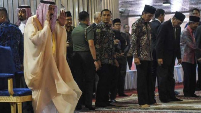 Raja Salman dan Presiden Jokowi saat salat di Masjid Istiqlal Jakarta, 2 Maret 2017.