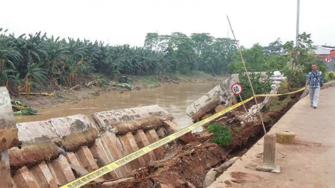 Tanggul Kali Bekasi yang jebol dan tak kunjung diperbaiki di Kecamatan Rawalumbu, Kota Bekasi, Jawa Barat, pada Jumat, 3 Maret 2017.