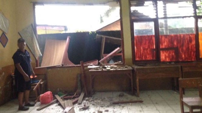 Salah satu ruang kelas di SD Negeri 2 Kalibaru, Kecamatan Cilodong, Depok, Jawa Barat, ambruk setelah diguyur hujan deras.