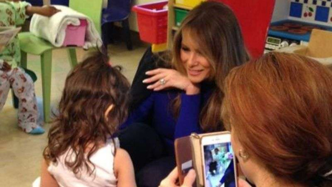 Milenia Trump menemui dan membacakan cerita untuk anak-anak yang sedang sakit.