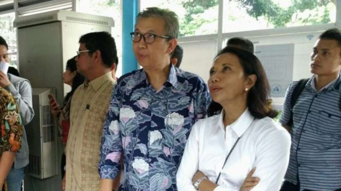 Menteri BUMN, Rini Soemarno, di halte Balai Kota Transjakarta.