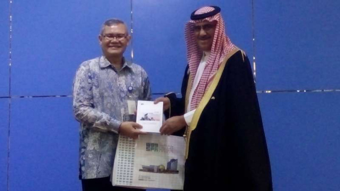 Kepala Lembaga Ilmu Pengetahuan Indonesia, Iskandar Zulkarnain (kiri) saat menyambut Delegasi Arab Saudi, Abdullah bin Fahd Al Husein.