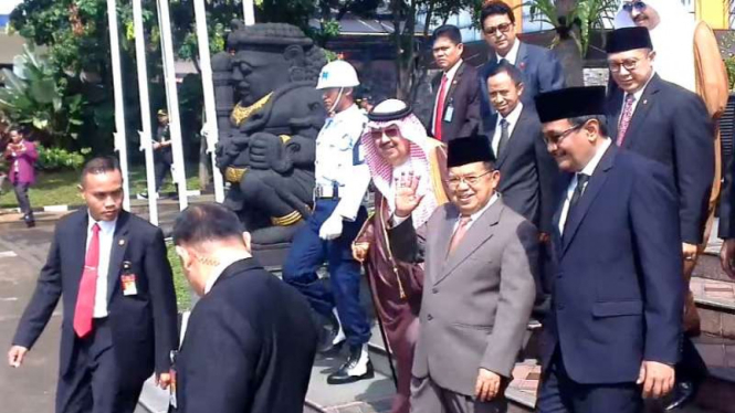 Wakil Presiden Jusuf Kalla mengantar keberangkatan Raja Salman ke Brunei Darussalam, Sabtu, 4 Maret 2017.