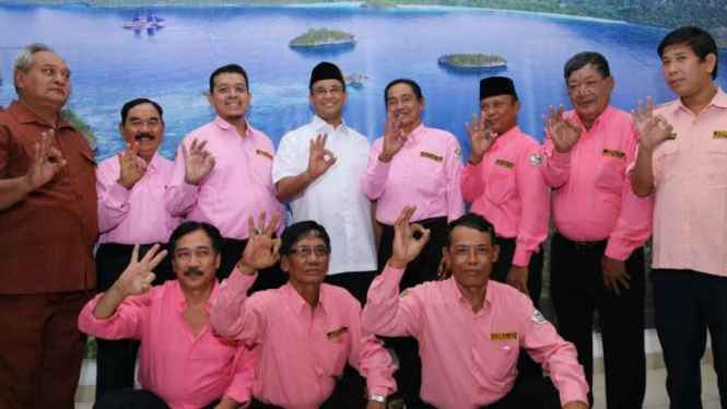 Pengusaha Warteg se-DKI Jakarta nyatakan dukungan untuk Anies-Sandi.