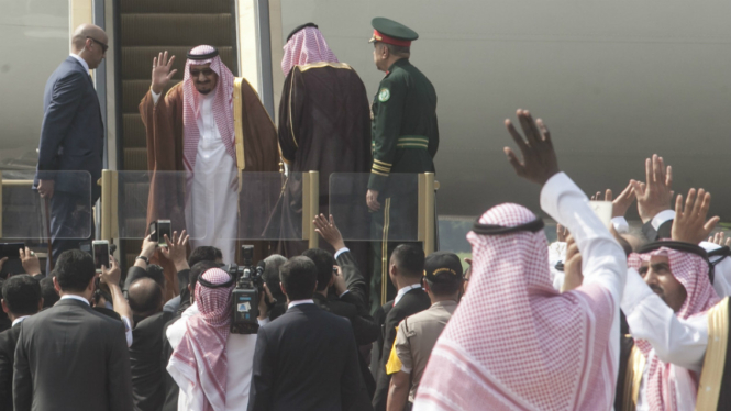 Raja Arab Saudi Salman bin Abdulaziz Al Saud (kedua kiri) melambaikan tangan sebelum menaiki pesawat untuk melakukan kunjungan kenegaraan ke Brunei Darussalam di Bandar Udara Halim Perdanakusuma, Jakarta, Sabtu (4/3). 