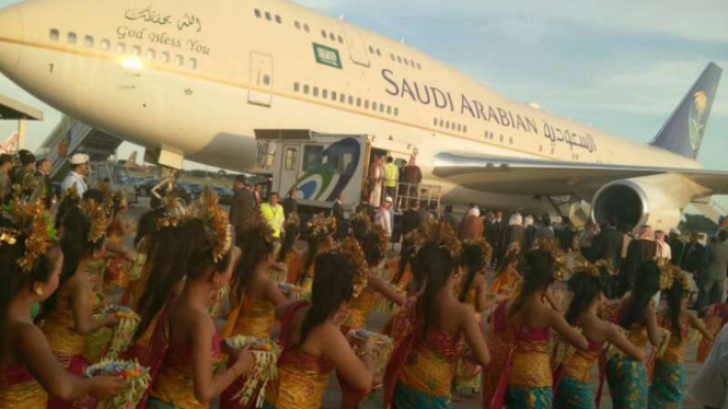 Pesawat yang membawa Raja Arab Saudi, Salman bin Abdulaziz al-Saud, dan para pangeran dan menterinya saat tiba di Bandara Ngurah Rai Bali, 4 Maret 2017. 