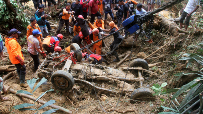 Sejumlah anggota Basarnas Kota Padang, mengevakuasi korban longsor yang berada di dalam mobil pick up di daerah Koto Alam, Pangkalan, Limapuluh Kota, Sumatera Barat, Sabtu (4/3). 