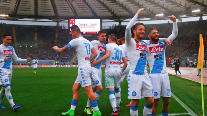 Pemain Napoli merayakan gol ke gawang AS Roma.