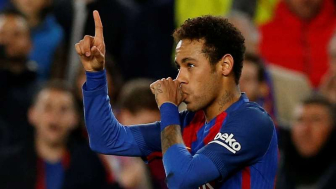 Striker Barcelona, Neymar, merayakan gol.