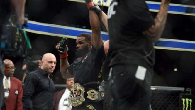 Petarung MMA internasional, Tyron Woodley (tengah)