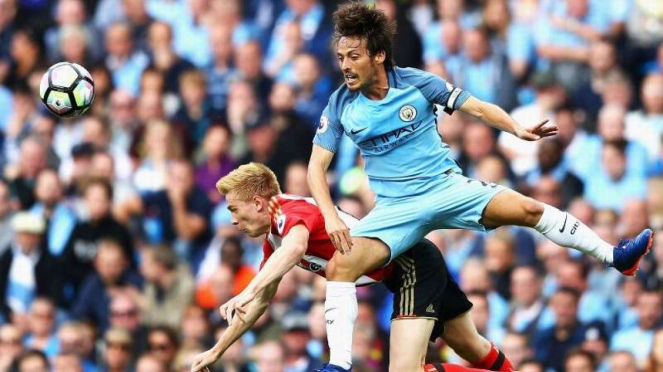 Gelandang Manchester City, David Silva (kostim biru muda)