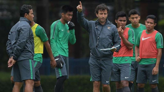 Timnas Indonesia melanjalani latihan bersama pelatih Luis Milla Aspas (tengah).