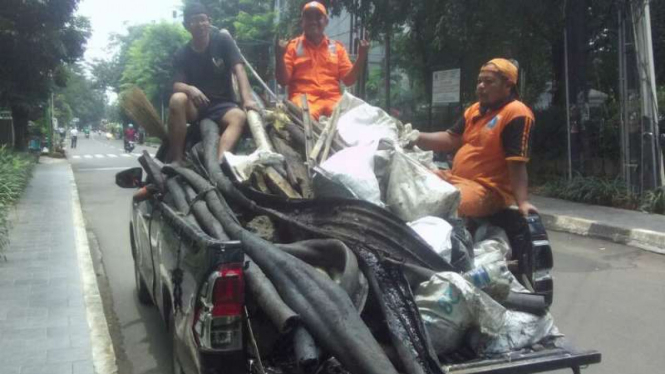 Pengangkutan sampah kulit kabel dari gorong-gorong Jalan Gatot Subroto, Jakarta.