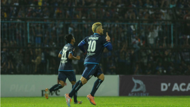 Striker Arema FC, Cristian Gonzales, saat merayakan golnya.