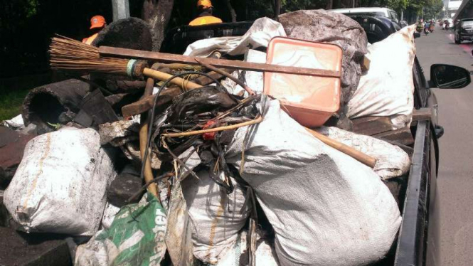 Satu truk sampah yang ditemukan di gorong-gorong Jalan Gatot Subroto, Jaksel. 
