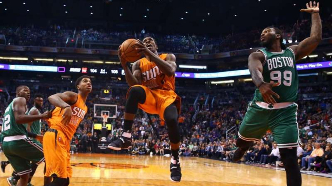 Pertandingan NBA antara Phoenix Suns dan Boston Celtics.