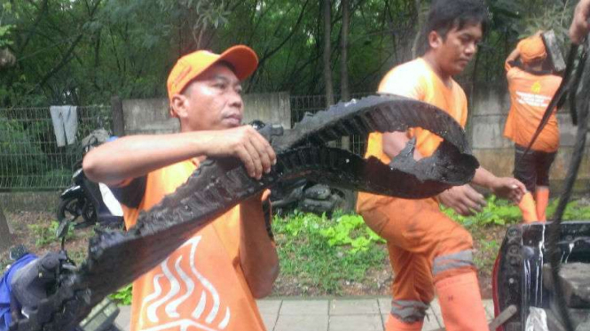 Petugas menemukan ban bekas di gorong-gorong Jalan Gatot Subroto