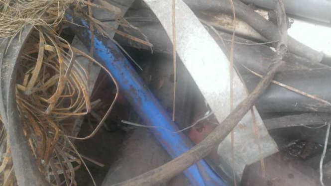 Sampah yang ditemukan dari gorong-gorong di Jalan Gatot Subroto