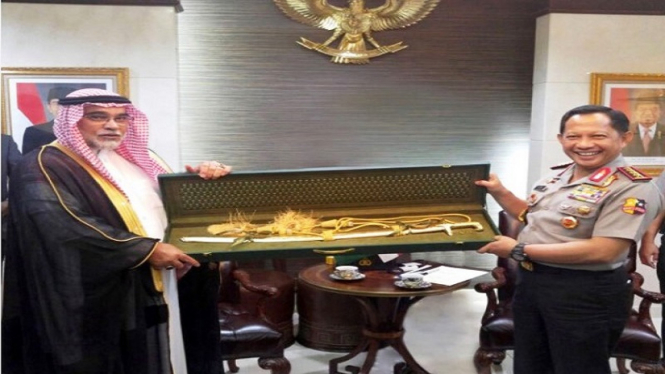 Kapolri Jenderal Tito Karnavian menerima pedang berlapis emas dari Raja Salman 