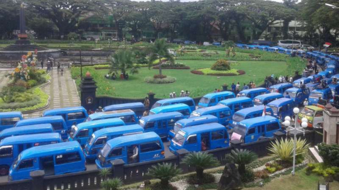 Ratusan angkutan kota (angkot) mogok kolosal alias besar-besaran di Kota Malang, Jawa Timur, pada Senin, 6 Maret 2017.