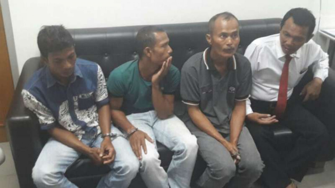 Tiga pria calon penumpang pesawat Garuda Indonesia ditangkap aparat Aviation Security Bandara Kualanamu, Deli Serdang, Sumatera Utara, pada Senin pagi, 6 Maret 2017.