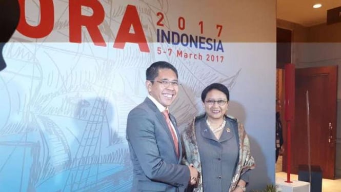 Menlu Retno Marsudi  bersama Menlu Singapura Mohamad Maliki bin Osman di acara KTT IORA 2017.