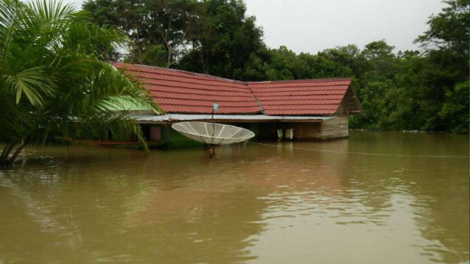 Empat kecamatan dilanda banjir dengan ketinggian air mencapai tiga meter di Kabupaten Musi Banyuasin, Sumatera Selatan, pada Senin, 6 Maret 2017.