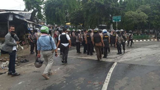 Polisi membubarkan tawuran warga di kawasan Manggarai, Jakarta Selatan.