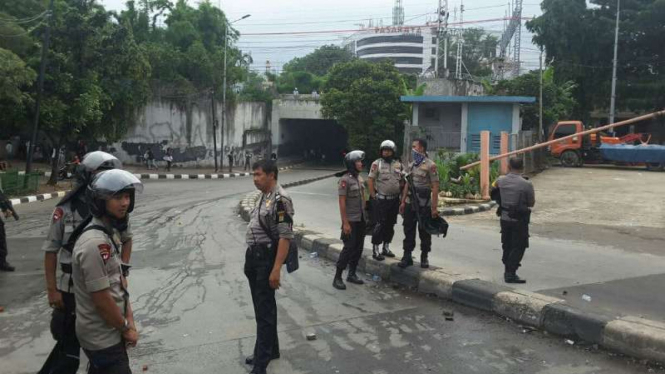 Polisi jaga lokasi tawuran di Manggarai beberapa waktu lalu.