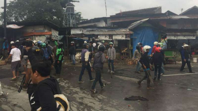 Jalan Tambak, Manggarai, Jaksel ditutup total saat terjadi tawuran warga.